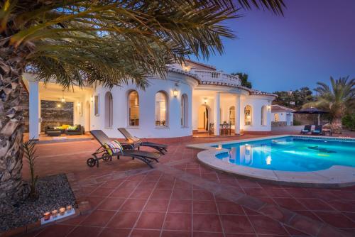 Villa El Ancla — 4-Star Luxury Hotel in Sayalonga, Spain