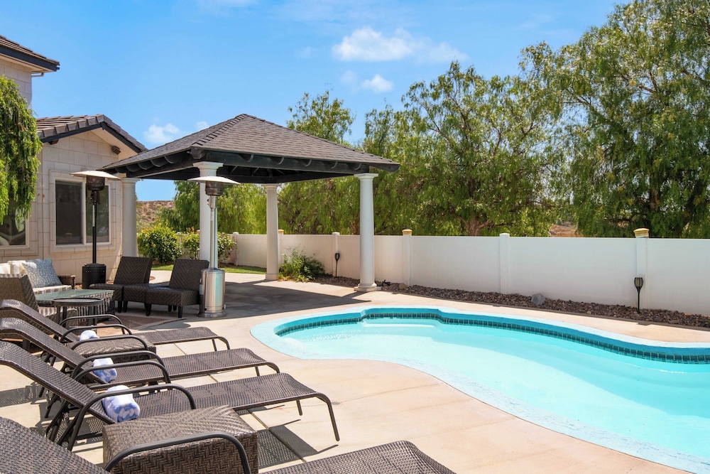 Grand Contento by AvantStay Extraordinary Estate w Pool Movie Room - photo 41