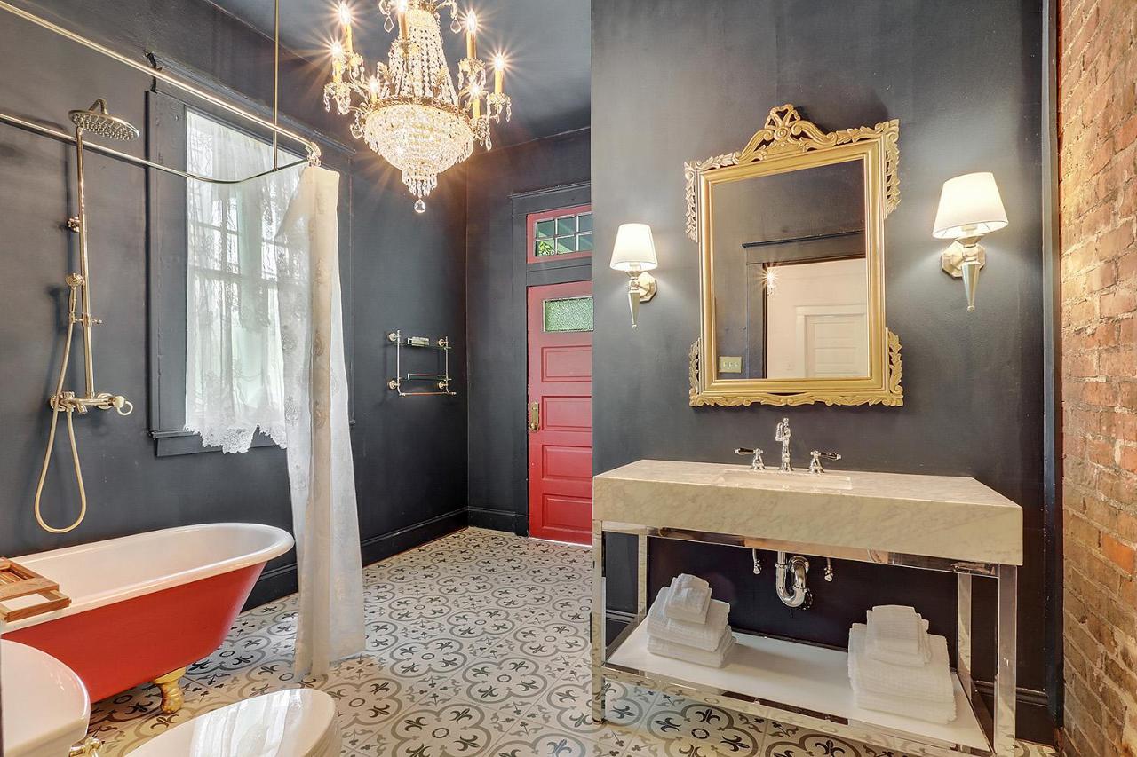 Elegant Renovated House With Relaxing Courtyard Near FQ — 4-Star Luxury Hotel in New Orleans, United States