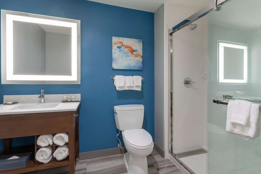 La Quinta Inn & Suites by Wyndham Ft. Myers Sanibel Gateway - photo 23