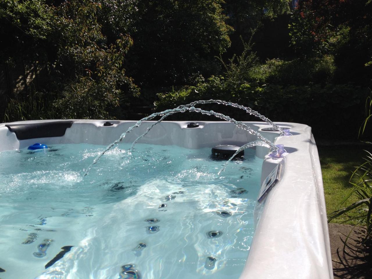 Large 5 Bed House in Scarborough Near the Beach Large Garden & Hot Tub