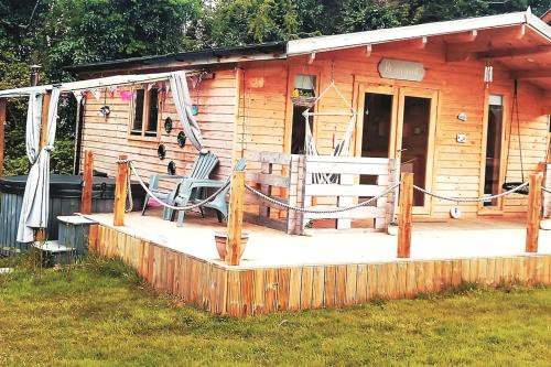 Luxury log cabin with wood fired hot tub — 4-Star Luxury Hotel in Moville, Republic of Ireland