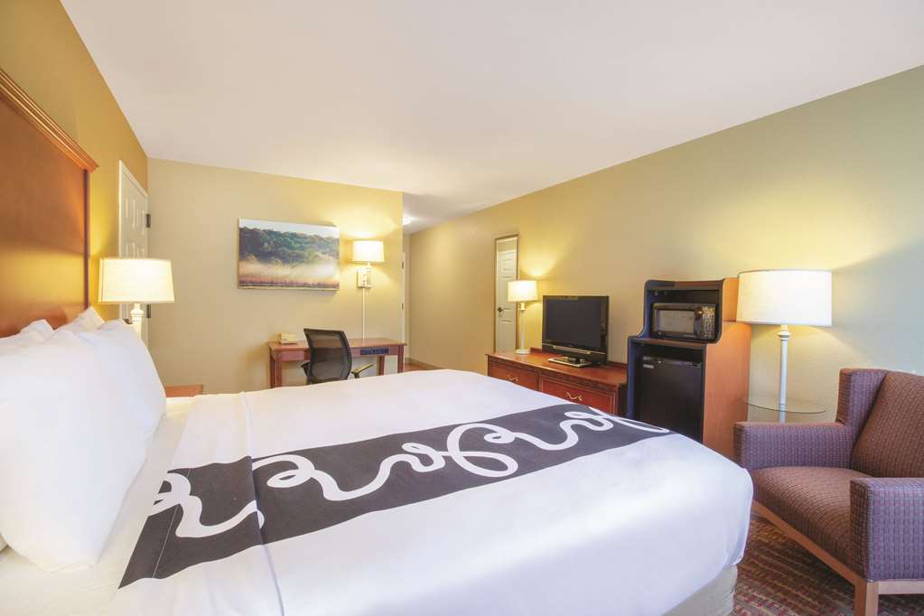 La Quinta Inn & Suites by Wyndham Bentonville - photo 17