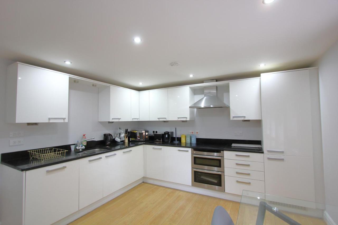 Charming 2 Bed 2 Bath Flat & Parking by CozyNest