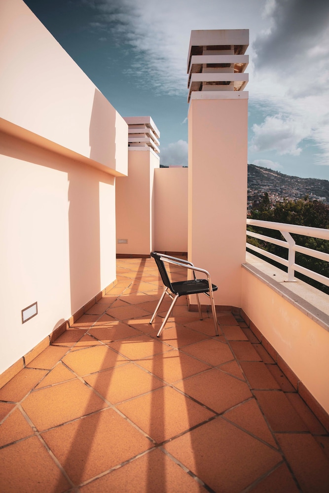 Apartamentos Turisticos Atlantida — 4-Star Luxury Hotel in Funchal, Portugal