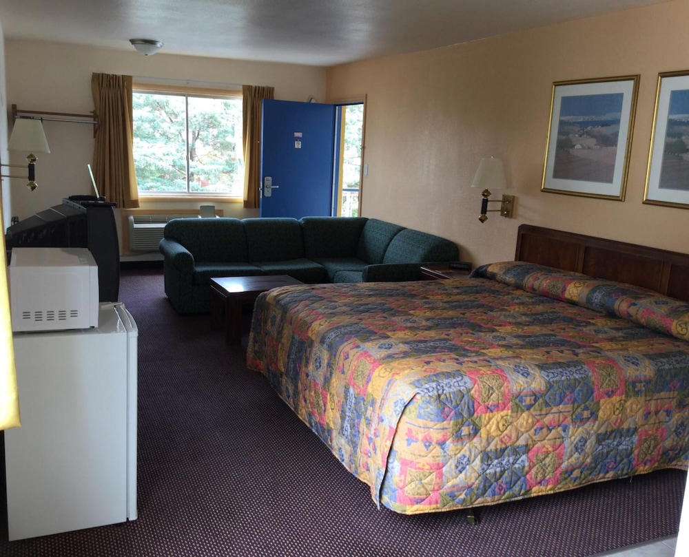 Belmont Inn & Suites - photo 13