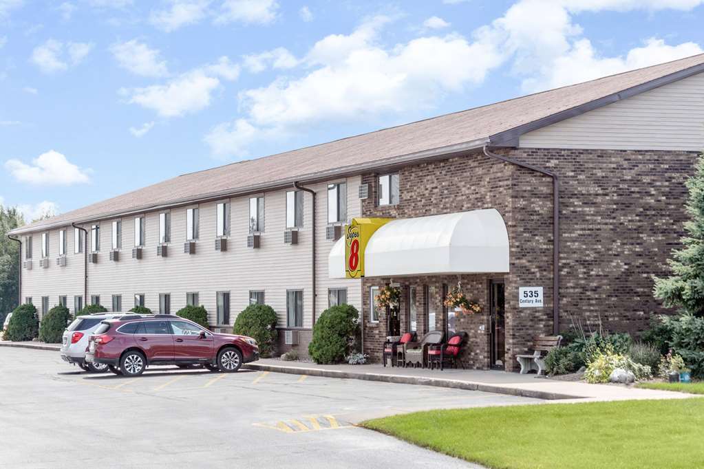 Super 8 by Wyndham Antigo pet-friendly hotel Antigo