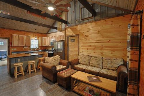 Rustic Modern Cabin with Hot Tub near rafting and Great Smokey Mountains — 4-Star Luxury Hotel in Bryson City, United States