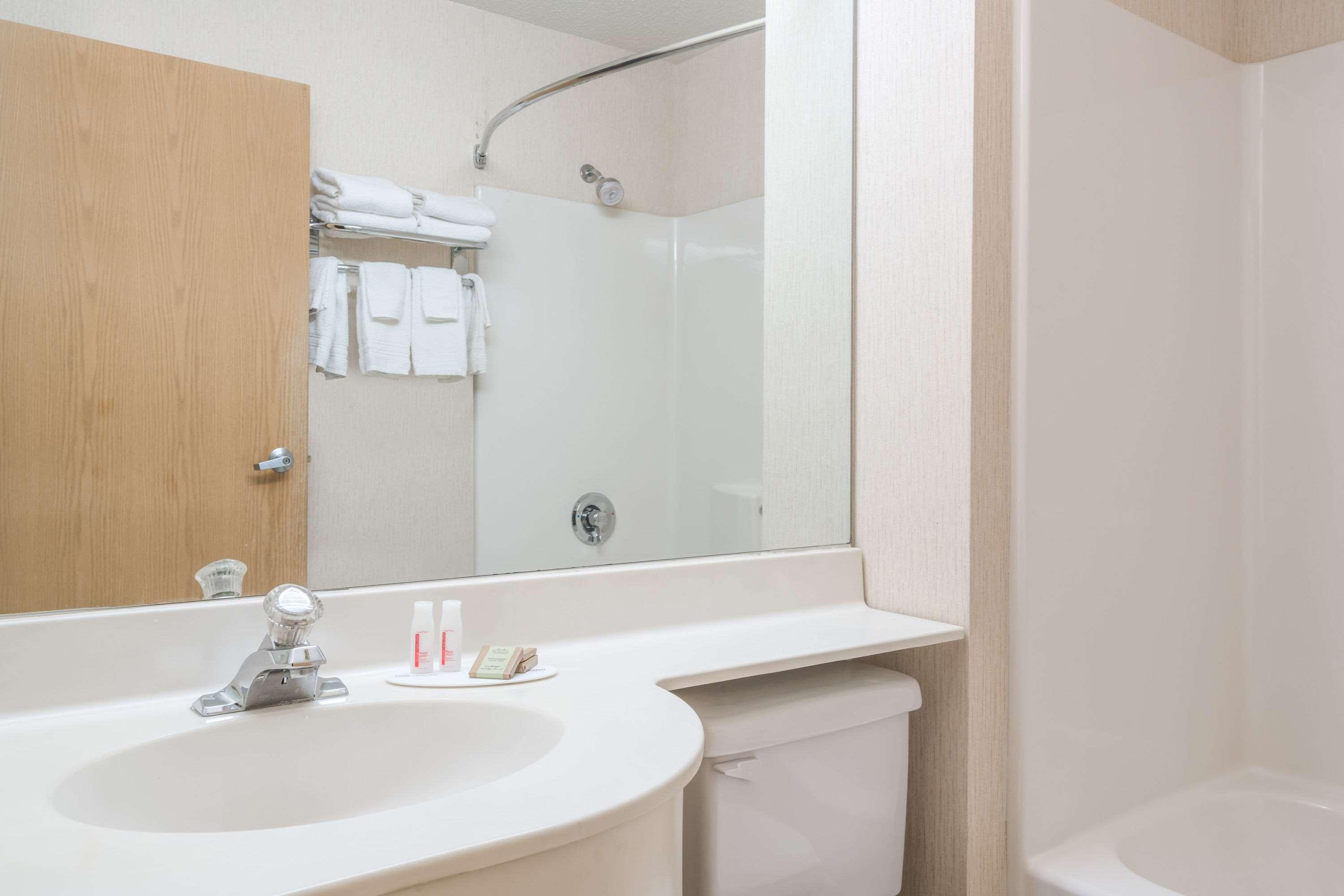 Fargo Airport Inn - photo 9