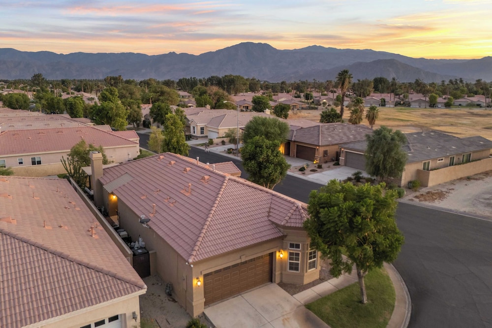 Designer Desert Oasis w Pool Hot Tub Outdoor Lounge The Riley by Avantstay in Indio, United States