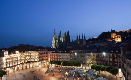 Apartamento Turistico Plaza Mayor — 4-Star Luxury Hotel in Burgos, Spain
