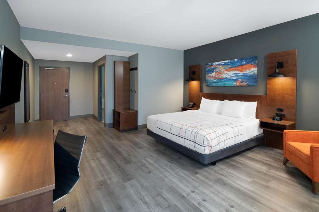 La Quinta Inn & Suites by Wyndham Louisville NE Old Henry Rd - photo 8