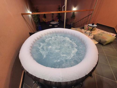 El Méhénni Guéliz JACUZZI 6 Personnes Terrasse Privative — 4-Star Luxury Hotel in Marrakesh, Morocco