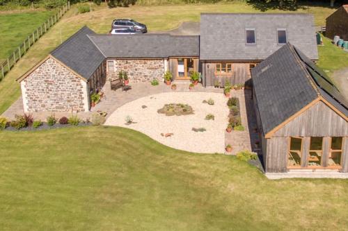 Spacious Luxury barn conversion next to Tarka Trail cycle path — hotel in Great Torrington