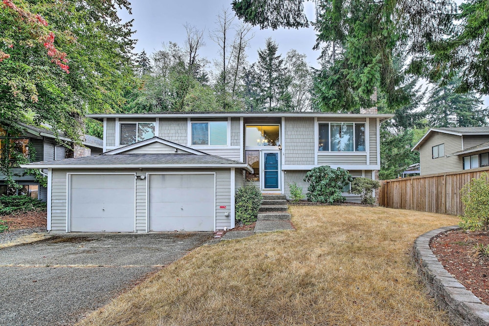 Spacious Kent Getaway w Yard Deck Grill in Kent, United States
