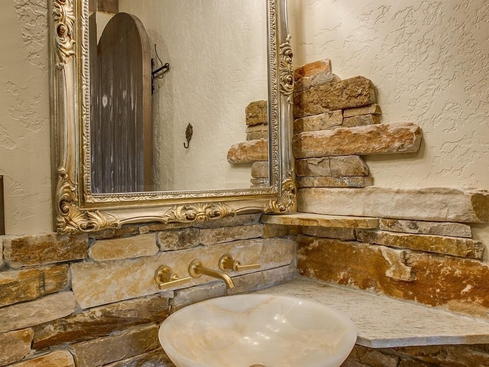 Storybook Riverside Inn - photo 17