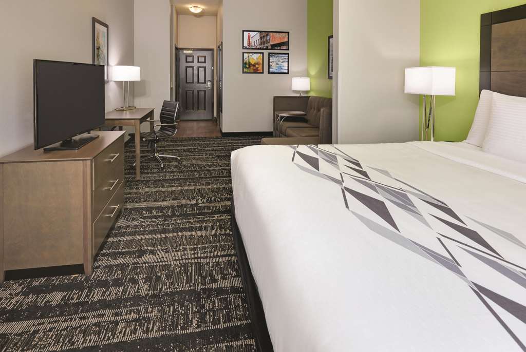 La Quinta Inn & Suites by Wyndham Tyler South - photo 19