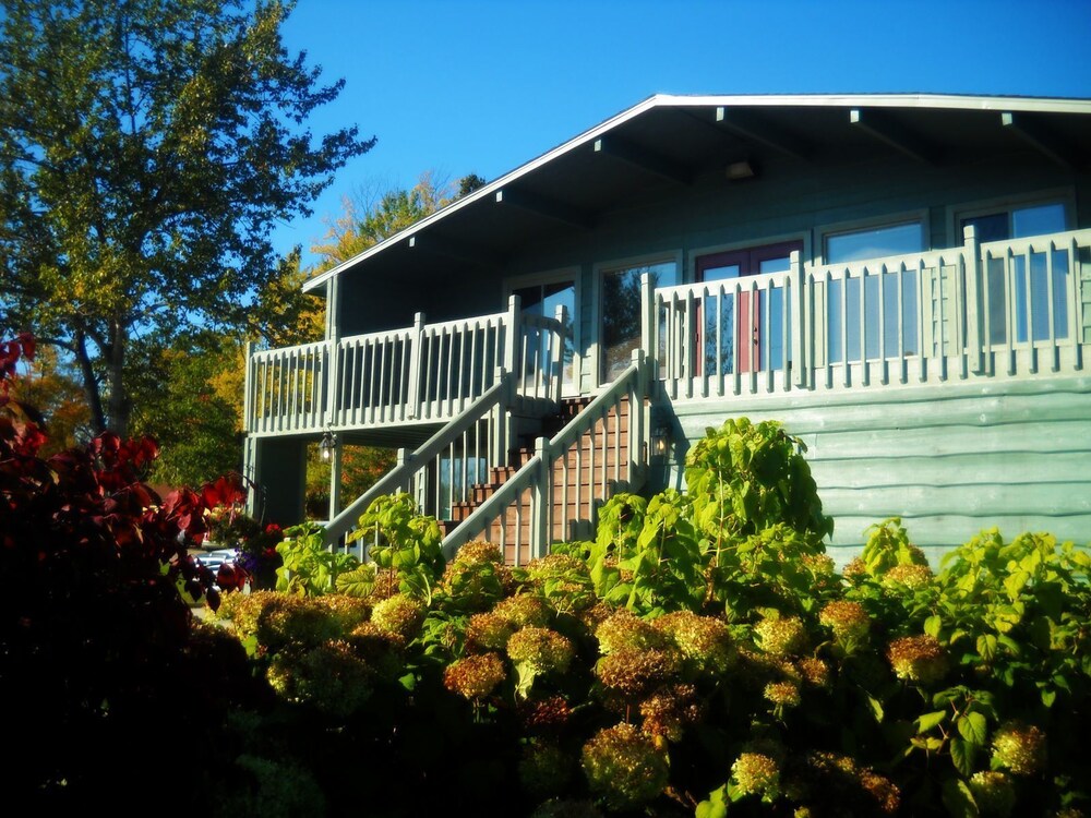 Thunder Bay Resort — hotel in Terrebonne