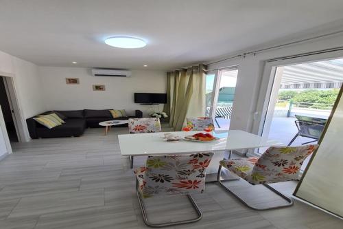 Luxury apartment Ani II Two Bedroom Apartment with Terrace — 4-Star Luxury Hotel in Sutivan, Croatia
