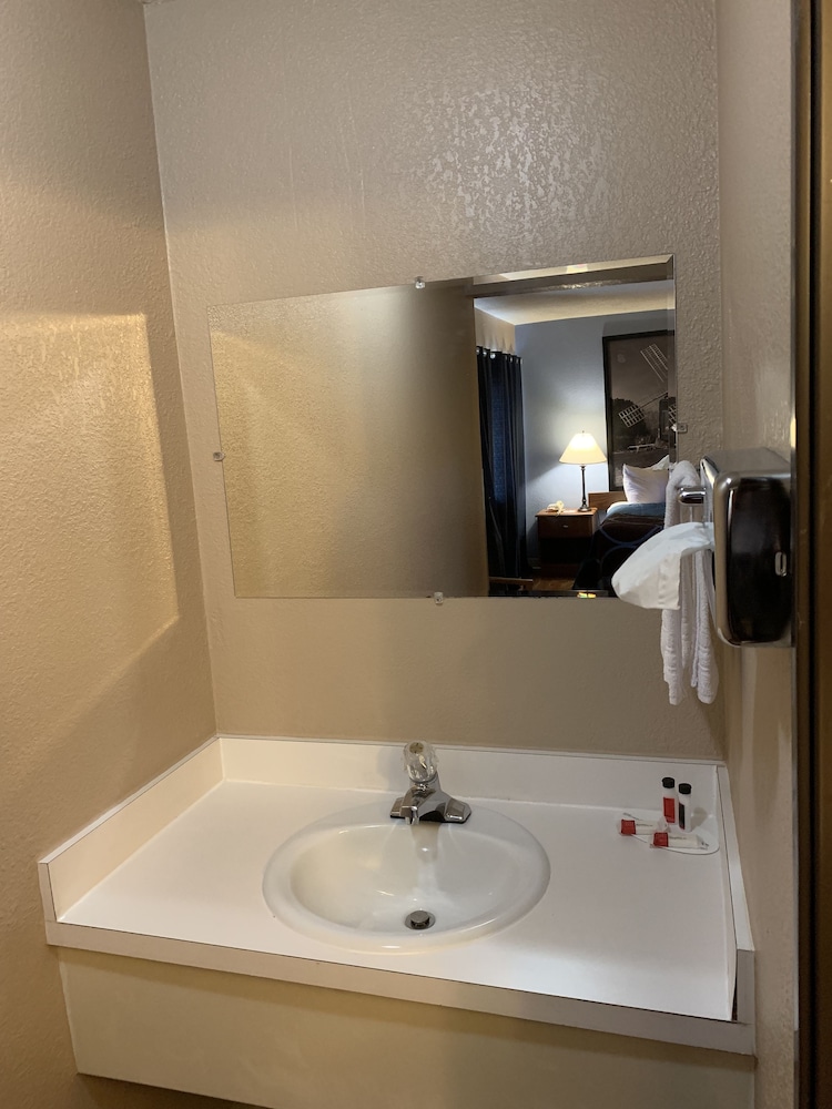 Super 8 by Wyndham Kingston - photo 18