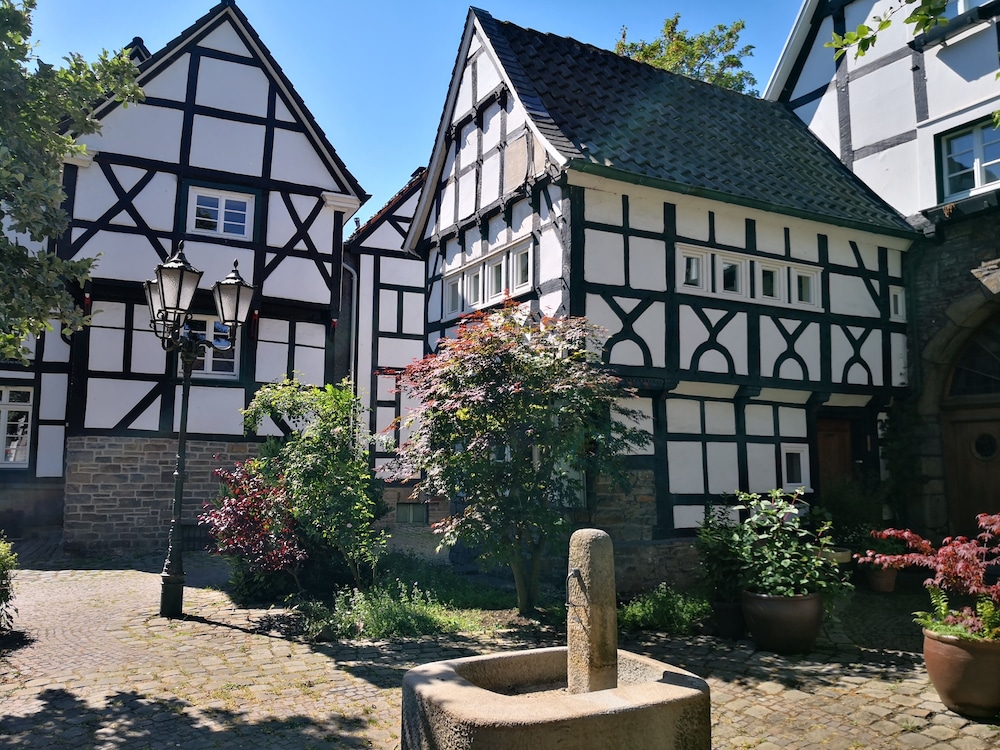 Fünf Giebel Eck in der Freiheit am Ruhrtalradweg — hotel in Wetter