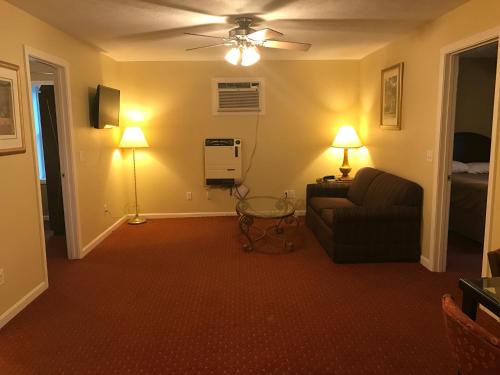 Exit 5 Motel and Cottages - photo 6