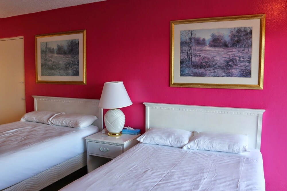 Camelot Waterfront Inn - photo 16