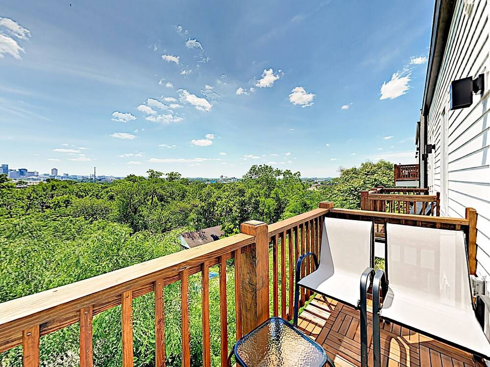 Visually Stunning 2BR 1.5BA Near Downtown Balcony w City View Nashville - photo 15
