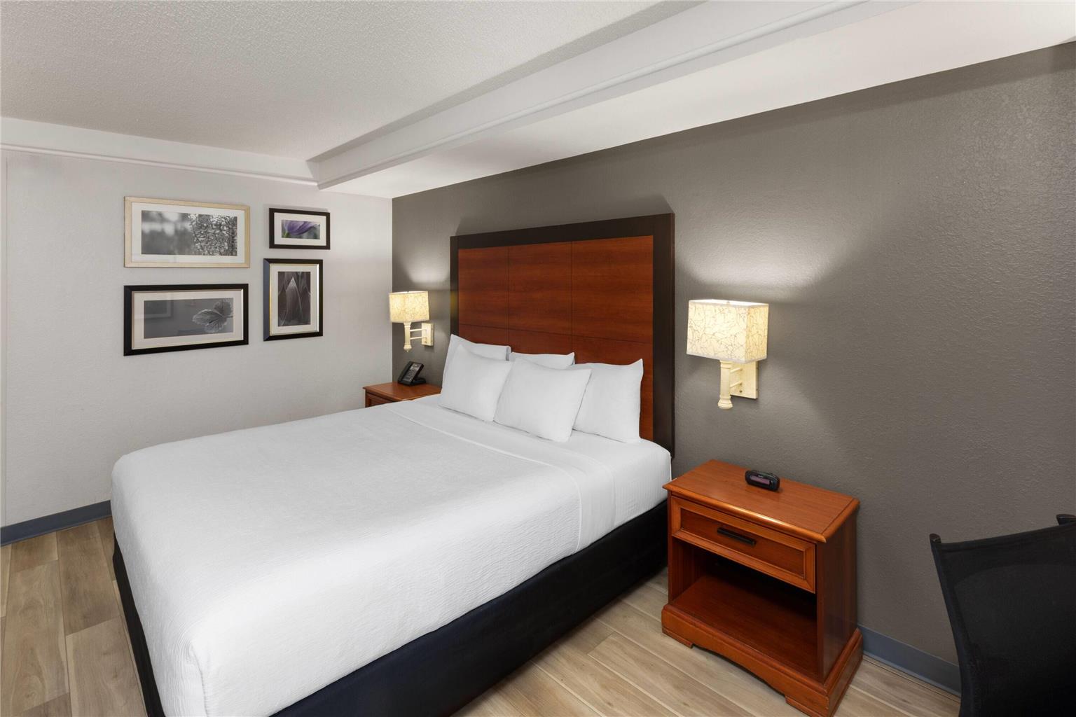 La Quinta Inn & Suites by Wyndham San Antonio Airport - photo 22