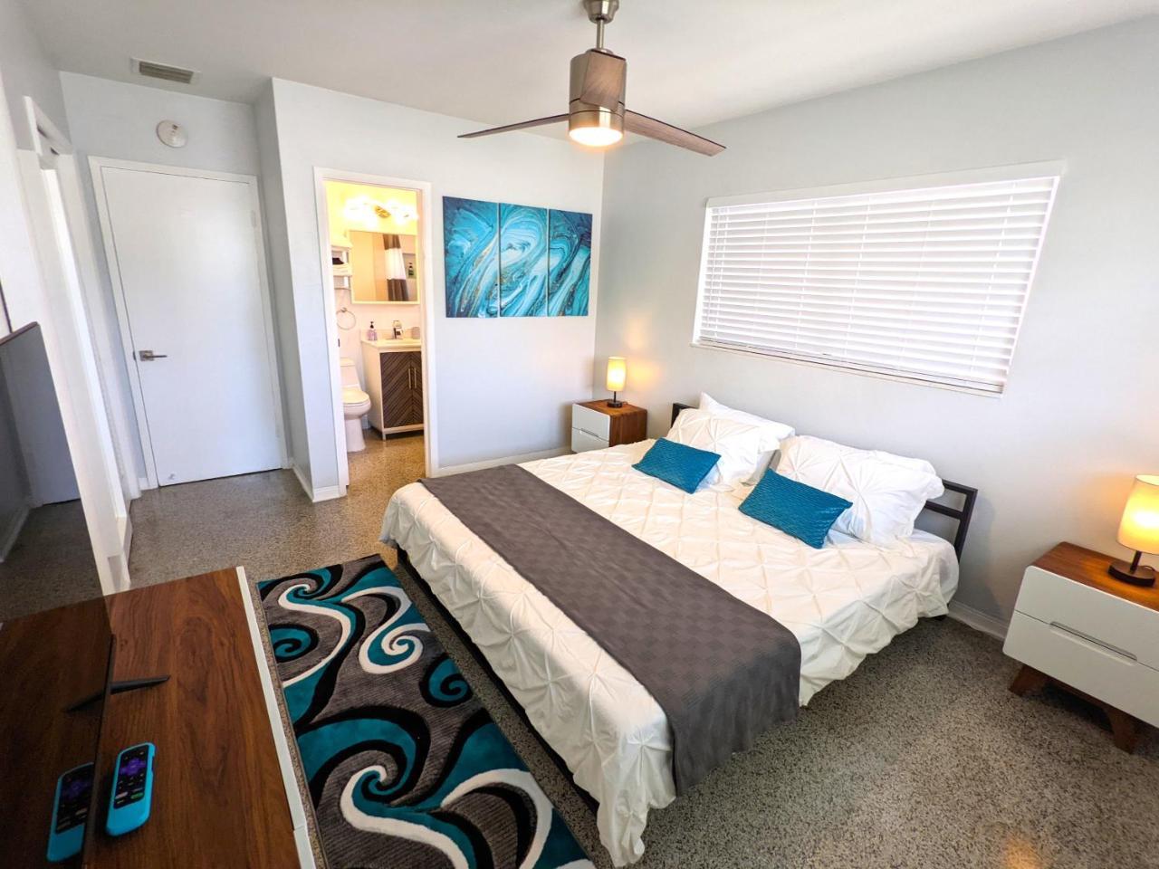 Paradise Awaits Beach King Bed Private Yard Workspace — Deerfield Beach