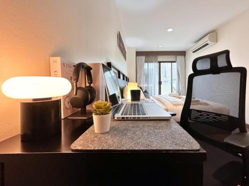 Vibrant Modern 57 SQM Ultra Fast WiFi BTS Thonglor
