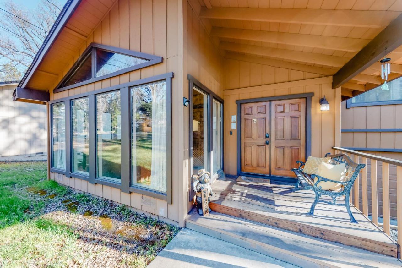 Creekside Cabin — 4-Star Luxury Hotel in Groveland, United States
