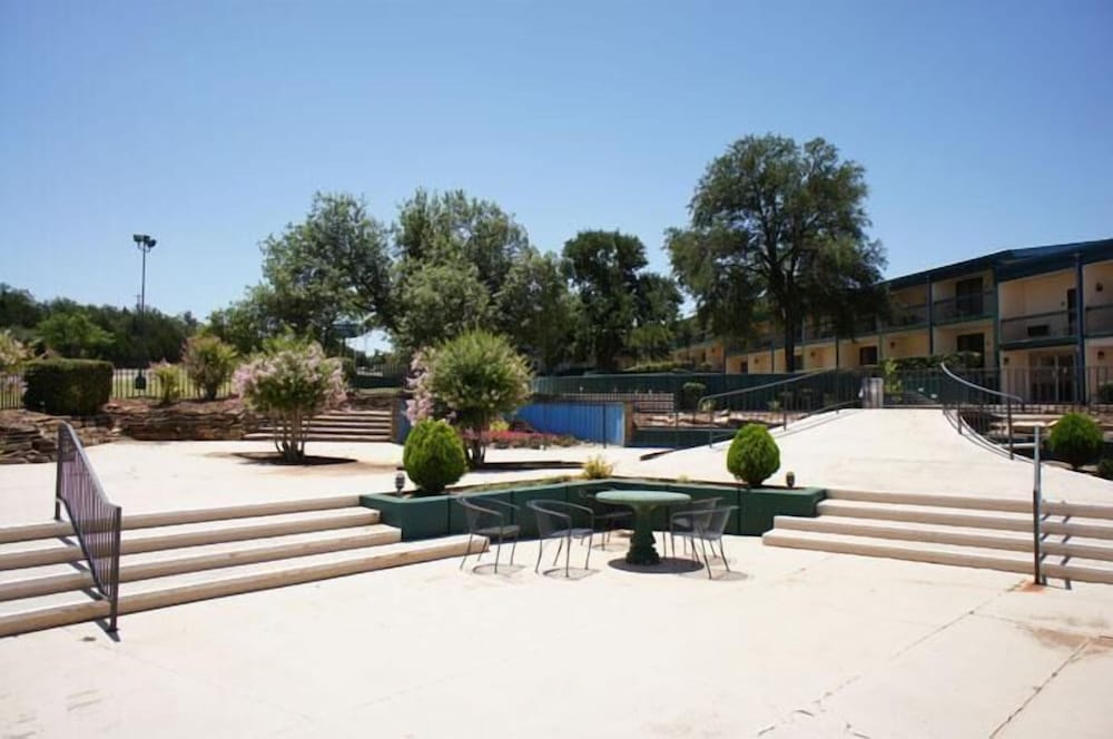 Lincoln Inn Express Hotel and Suites - photo 36