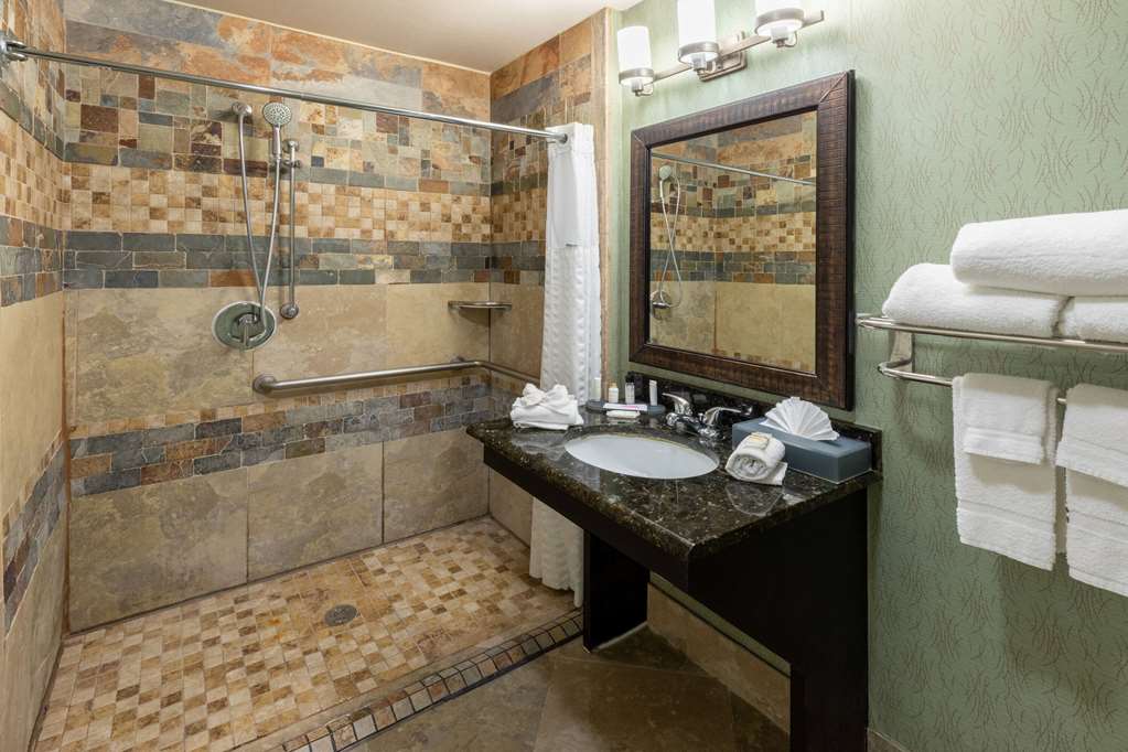 La Quinta Inn & Suites by Wyndham Fort Worth Lake Worth - photo 21