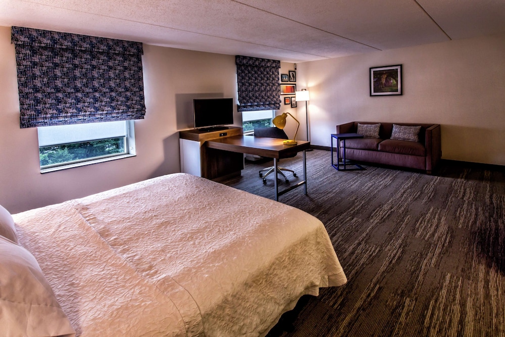 Hampton Inn & Suites Staten Island - photo 17