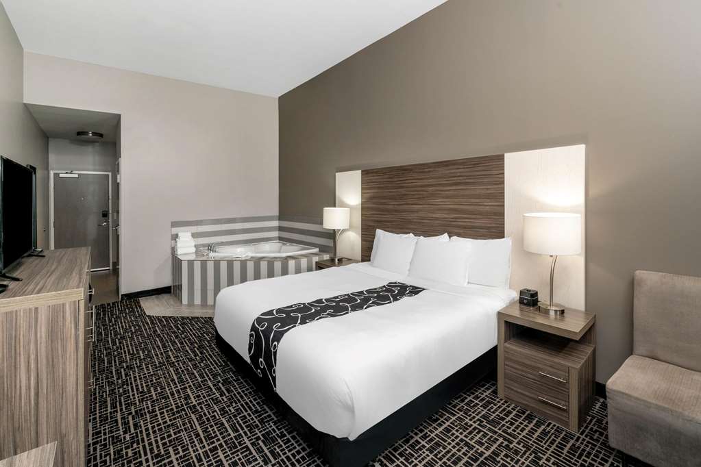 La Quinta Inn & Suites by Wyndham Forsyth - photo 17