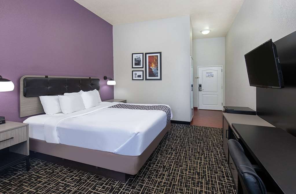 La Quinta Inn & Suites by Wyndham Bowling Green - photo 36