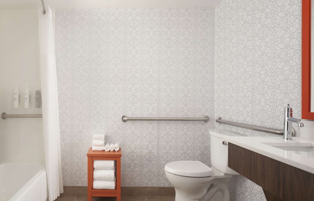 Hampton Inn Evansville - photo 17