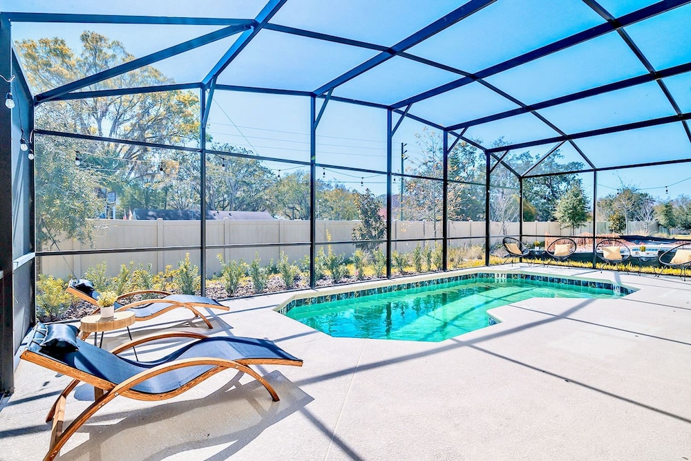 8BR Resort Home with Games Room and BBQ - photo 3