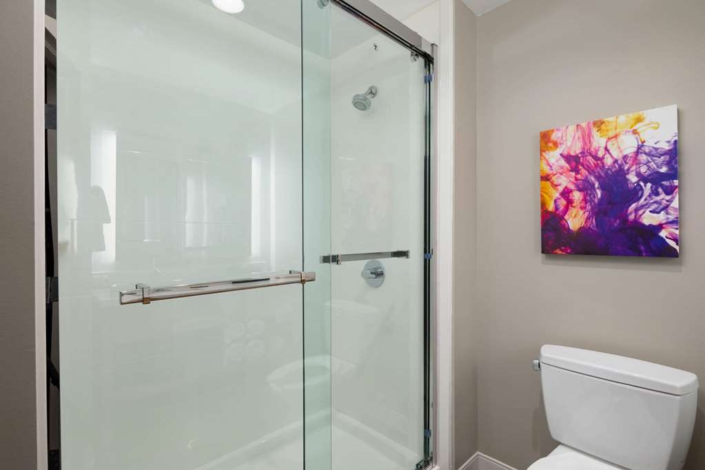 La Quinta Inn & Suites by Wyndham Greensboro Arpt High Point - photo 26