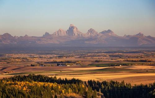 East Cabin Yellowstone Family Retreat Sled Hill — 4-Star Luxury Hotel in Ashton, United States