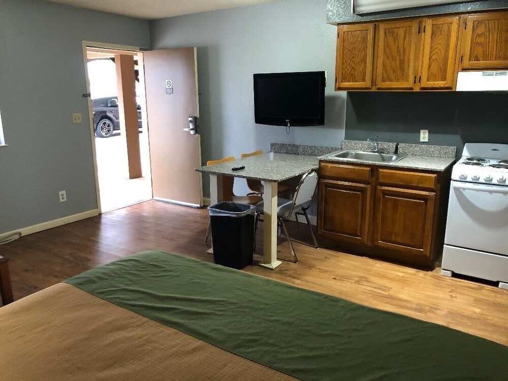 Americas Best Value Inn & Suites Yukon Oklahoma City - photo 11