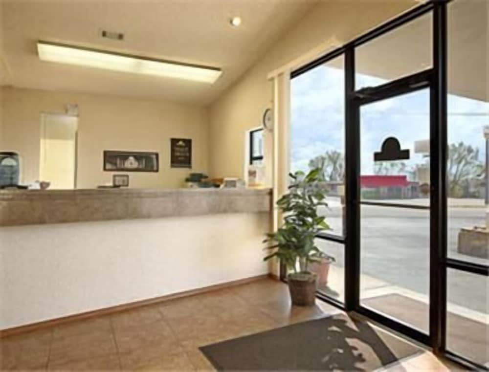 Sunset Inn Clarksville - photo 2