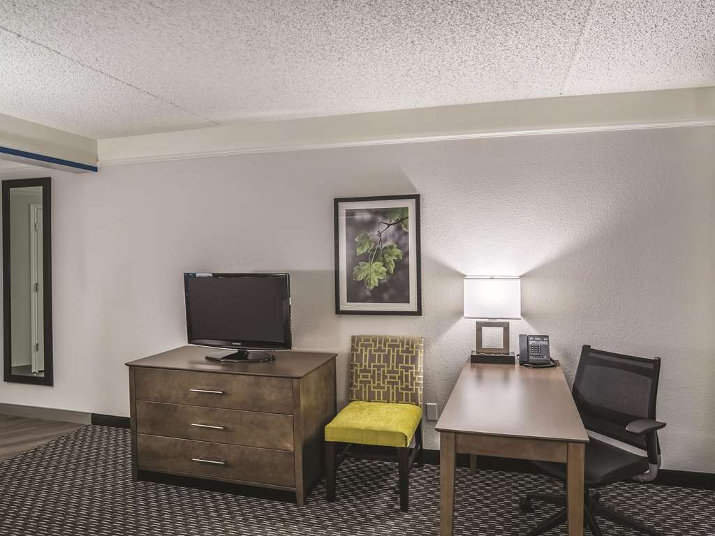 La Quinta Inn & Suites by Wyndham Phoenix Chandler - photo 16