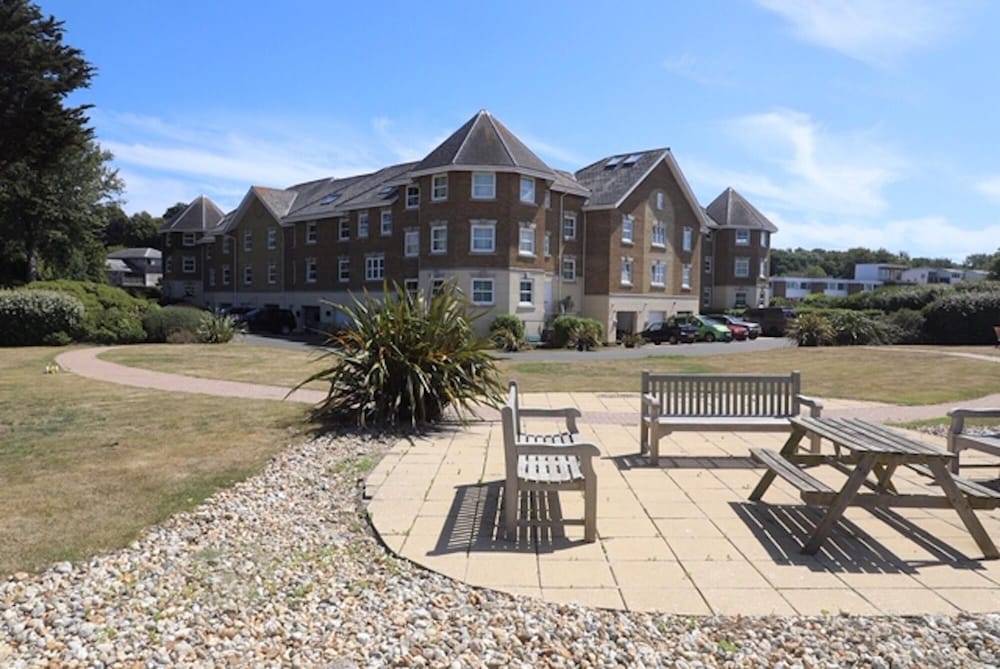 12A Solent Landing direct beach access — 4-Star Luxury Hotel in Bembridge, United Kingdom