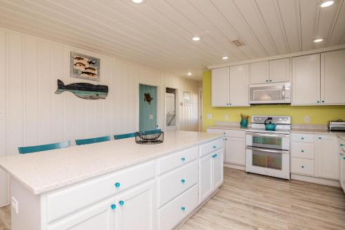 Moon Struck by Oak Island Accommodations - photo 5