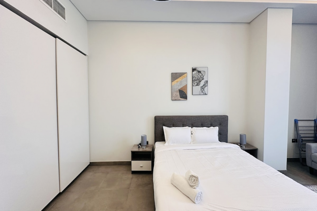 Upscale Apartment at Oval Tower Near Downtown with Balcony and Parking by Belvilla — 4-Star Luxury Hotel in Dubai, United Arab Emirates