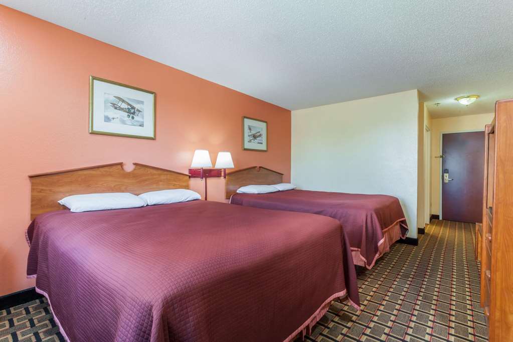 Howard Johnson by Wyndham Airport - photo 6
