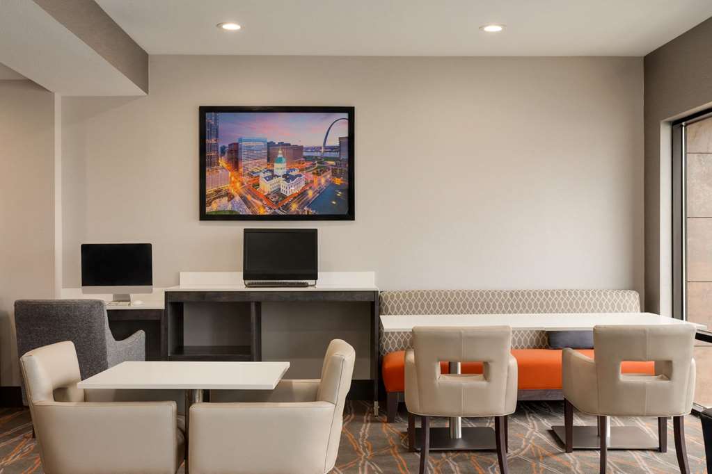 La Quinta Inn & Suites by Wyndham St Louis Route 66 - photo 35