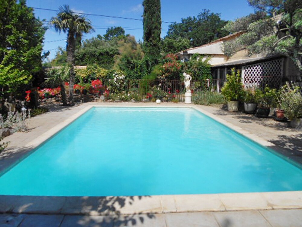 Maison charmante à Pougnadoresse avec piscine partagée — 4-Star Luxury Hotel in Chateauneuf-Du-Pape, France